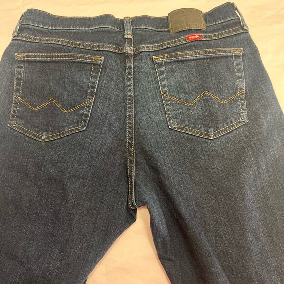 Men’s Wrangler Relaxed Boot Jeans size 33x32 - Picture 2 of 9